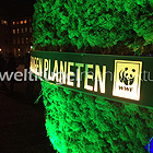 Gitterweltkugel aus Alu mit Echtmoos-Landmasse für WWF "Earth Hour" am Brandenburger Tor